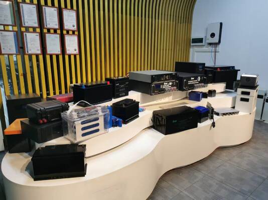 Πακέτο μπαταριών 48V 100Ah 5KWH LiFePO4 σε ράφι